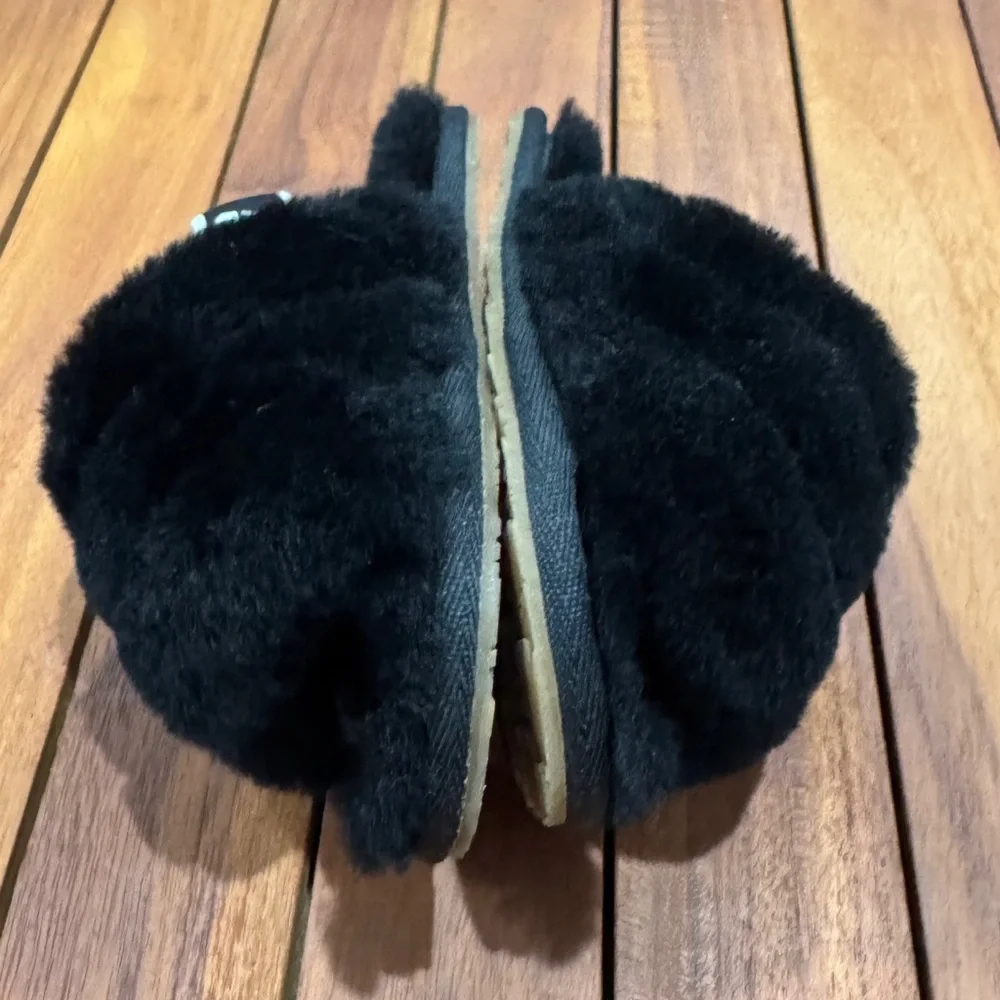 UGG Girls Oh Yea Black Fluffy Slippers/Sandals Size  7 EU 23.5